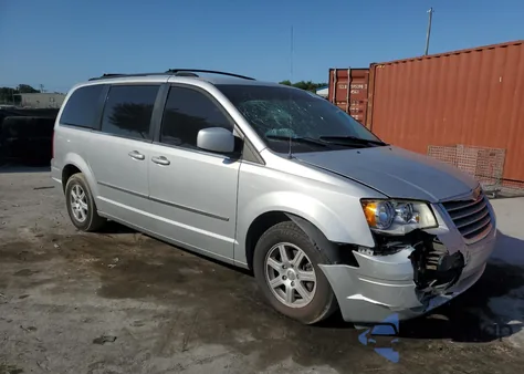 2010 Chrysler Town & Country Touring z USA, uszkodzony, nr VIN 2A4RR5D16AR229068